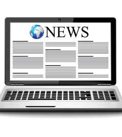 Ein Laptop auf dessen Bildschirm eine Weltkugel zu erkennen ist mit dem Text NEWS. 