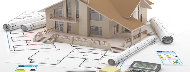 Ein Modellhaus steht auf architektonischen Entwürfen und aufgerollten Plänen, umgeben von einem Taschenrechner, Dokumenten, Notizblöcken, Haftnotizen, einem Stift und einer Brille, die für die Planung oder den Bau von Immobilien stehen. 