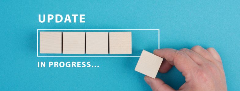 Update Prozess dargestellt mit einer Hand, die Würfel auf eine Linie legt. 4 Würfel liegen bereits da und der fünfte Würfel folgt.