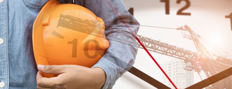 Das Thema Stundenlohnarbeiten ausschreiben einfach erklärt wird dargestellt mittels eines Handwerkers mit einem Helm in der Hand. Im Hintergrund sieht man eine überdimensionale Uhr.